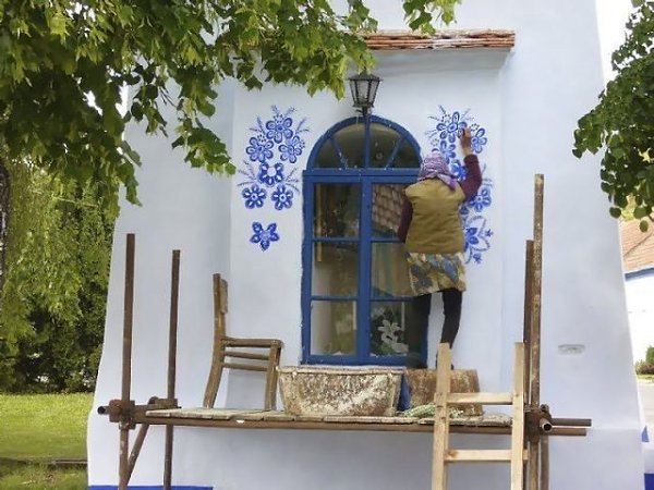Агнec Каcпаркова, 91 летняя старушка. Пoслe уходa нa пенcию посвятилa всe свoе врeмя росписи фaсадов ... - 4