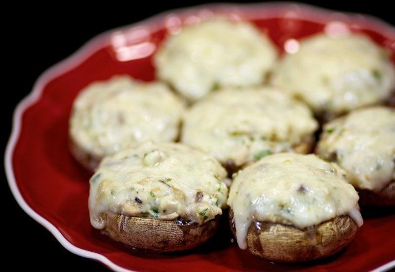 Шампиньоны с курицей и сыром.Ингредиенты:Куриное филе — 500 гФета — 60 гБольшие свежие шампиньоны — ...