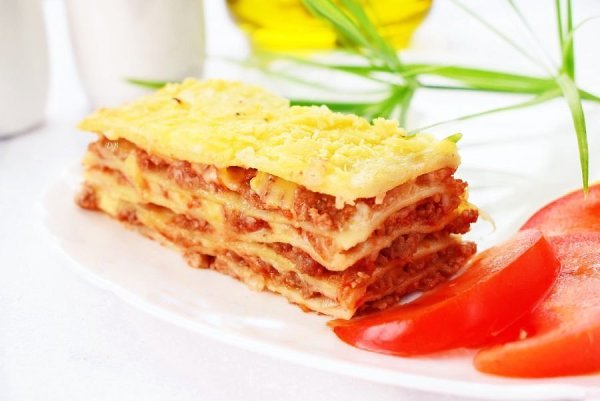 Лазанья с мясом.Поделись рецептами Ингредиенты:Фарш говяжий — 450 гЛук — 2 шт.Масло оливковое — 2 ...
