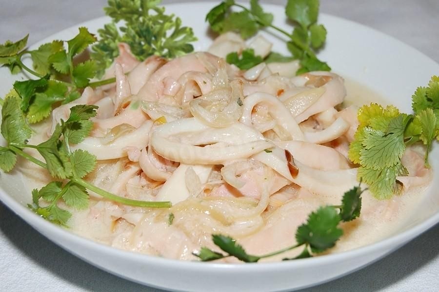Нежный кальмар в сметанном соусе .на 100грамм - 179.19 ккалБ/Ж/У - 13.84/9.94/9.91 Ингредиенты: 2-4 ...