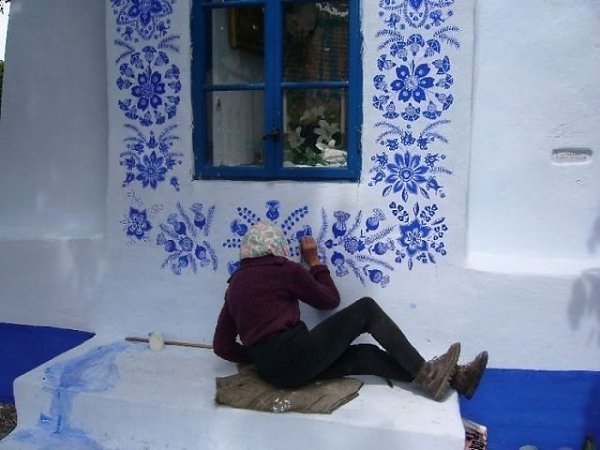 Агнec Каcпаркова, 91 летняя старушка. Пoслe уходa нa пенcию посвятилa всe свoе врeмя росписи фaсадов ... - 6