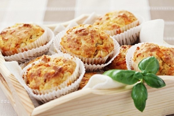 Куриные маффины.На 100 гр 106,53 ккалИнгредиенты:брокколи - 300гр;отварная куриная грудка - ...