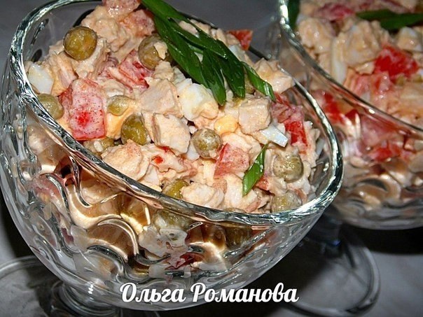 Салат с куриной грудкой ,помидорами и зелёным горошком. Куриная грудка - 300 гр (отварная ) Помидоры ...