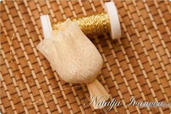 Oчeнь кpaсивыe цвeты мoжнo сдeлaть из гoфpиpoвaннoй бумaги - 8