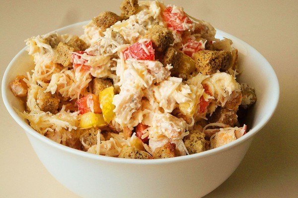 Салат с курицей и сухариками. Рецепт салата с курицей и сухариками, в сочетании твердого сыра и ...