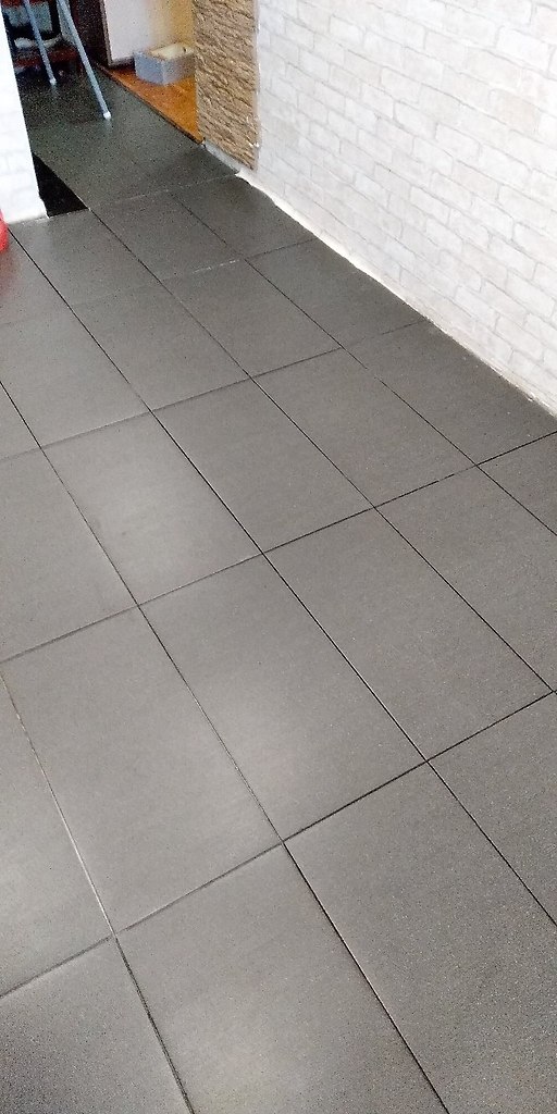 Серая плитка какую затирку выбрать. Затира для плитк 031. Затирка для серого кафеля. Затира для плитк 031. Светло серая плитка с темной затиркой.