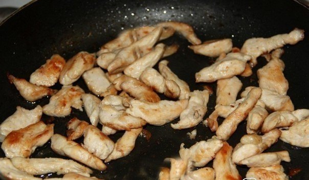 САЛАТ С КУРИНОЙ ГРУДКОЙ И ГРИБАМИ .ИНГРЕДИЕНТЫ: 500 г куриной грудки; 500 г шампиньонов; 500 г ... - 2