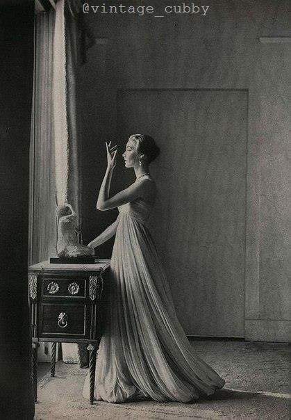 Harper's Bazaar, 1952 .