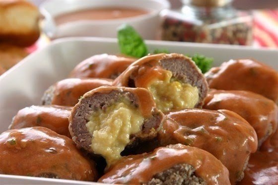 Мясные тефтели с сыром.Ингредиенты:-Фарш мясной 500 г-Яйцо куриное 1 штука-Хлеб белый 2 куска-Сыр ...