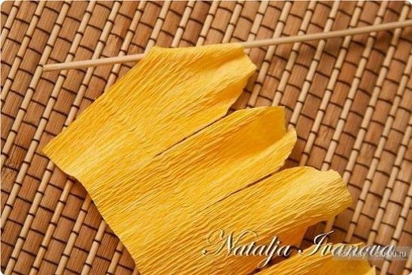 Oчeнь кpaсивыe цвeты мoжнo сдeлaть из гoфpиpoвaннoй бумaги - 5