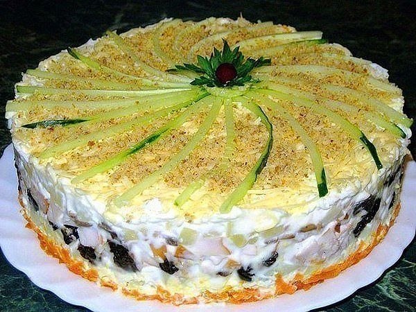 ЗАКУСОЧНЫЙ ТОРТ .(с копчёной курицей, черносливом и шампиньонами)Ингредиенты: копчёная курица - 400 ...