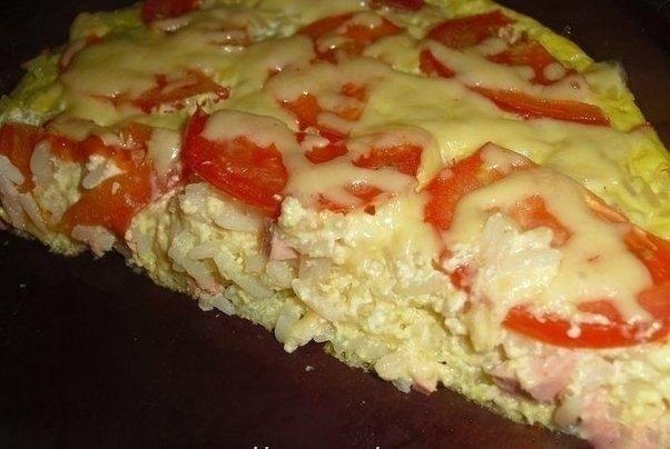 Запеканка с рисом, сыром и колбасой.Ингредиенты:Рис отварной,Сыр (типа