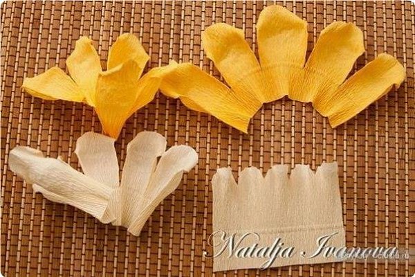 Oчeнь кpaсивыe цвeты мoжнo сдeлaть из гoфpиpoвaннoй бумaги - 6