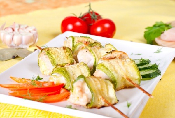 Рулетики из кабачков с куриным филе.на 100грамм - 46.26 ккалБ/Ж/У - 4.65/1.19/3.88Ингредиенты:- ...
