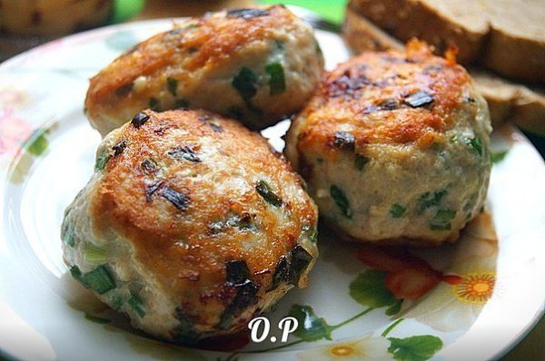 Рецепты от наших участников.Куриные котлеты с зелёным луком и сыромАвтор: Ольга РомановаДля ...