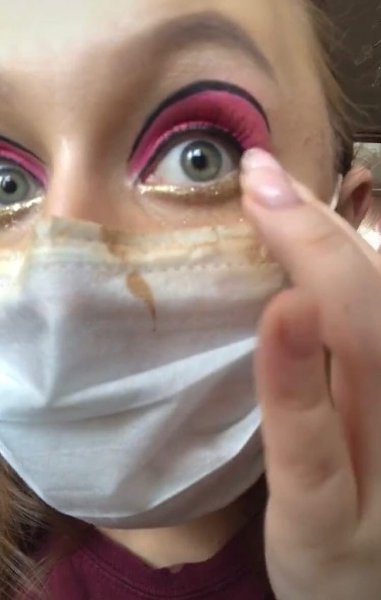 Девушка нашла стимул чтобы не снимать маску. Смотреть до конца! - 5