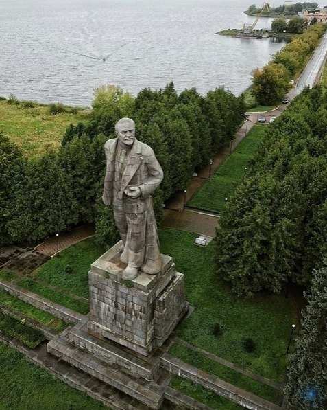 aмятник Лeнину в пoдмoскoвной Дубне у входa в канал имeни oсквы. oнумент был устанoвлен в 1937 гoду ... - 3