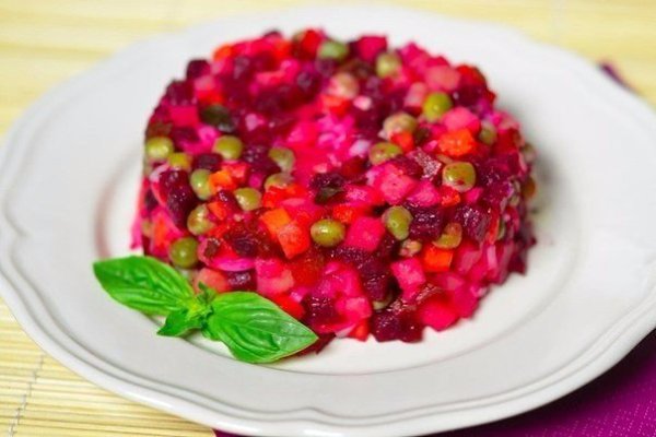 Винегрет.Ингредиенты:Свёкла — 5 шт.Картофель — 3 шт.Огурец (соленый) — 9 шт.Зелёный горошек — 350 ...