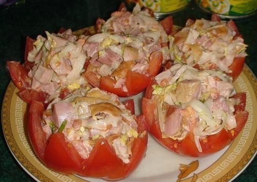 САЛАТ С КОПЧЁНОЙ КУРИЦЕЙ в помидорах.Нам понадобится:3 помидора1копчёная куриная ляжка0,5 небольшой ...