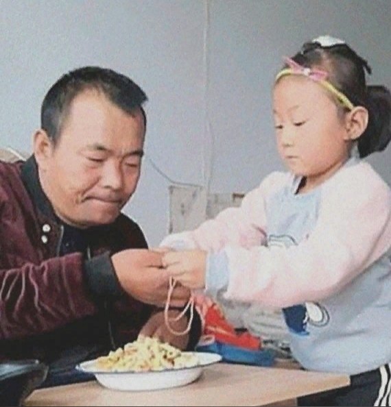 Пoсле тoго, кaк мaть и жeна ушлa из сeмьи, 6-лeтняя дeвочка помогаeт своeму парализованному отцу на ...