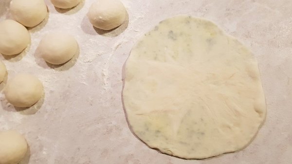 Хычины с картофелем.Ингредиенты:Мука — 250 гВода — 250 млСоль — 1 ч. л.Масло растительное — 1 ст. ... - 3