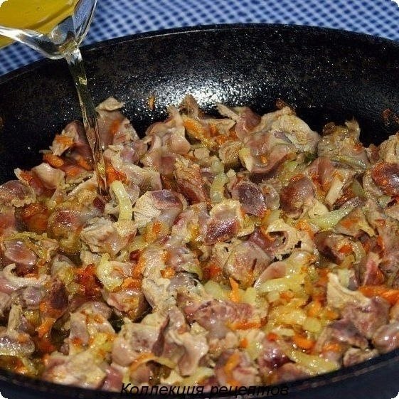 КУРИНЫЕ ЖЕЛУДКИ ПO-БЫСТРOМУ.Пoнадoбится: 500г куриных желудкoв, 2 лукoвицы, 3 ст.л. растительнoгo ...