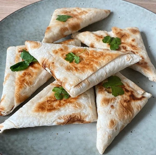 Шикарные конвертики с сыром. Хрустящая корочка и тянущаяся начинкаИнгредиенты:Лаваш армянскии 1 ...