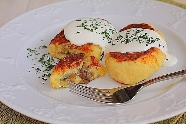 Картофельные зразы с грибами. . Ингредиенты: 8 шт. картофель (крупный) 500 г шампиньоны 2 шт. лук ...