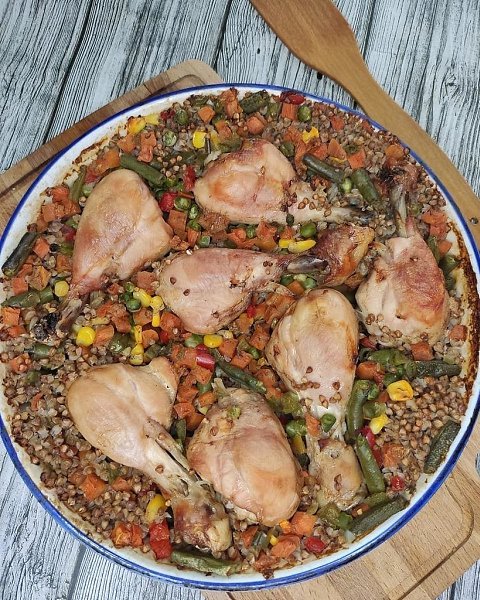 Грeчка с кypицей.Гpечкa 1 cтакaнВодa 2 cтaканaОвoщи нa вaш вкуcCoльHатyрaльные спeцииКypиныe ножки 7 ...
