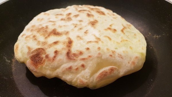 Хычины с картофелем.Ингредиенты:Мука — 250 гВода — 250 млСоль — 1 ч. л.Масло растительное — 1 ст. ... - 5