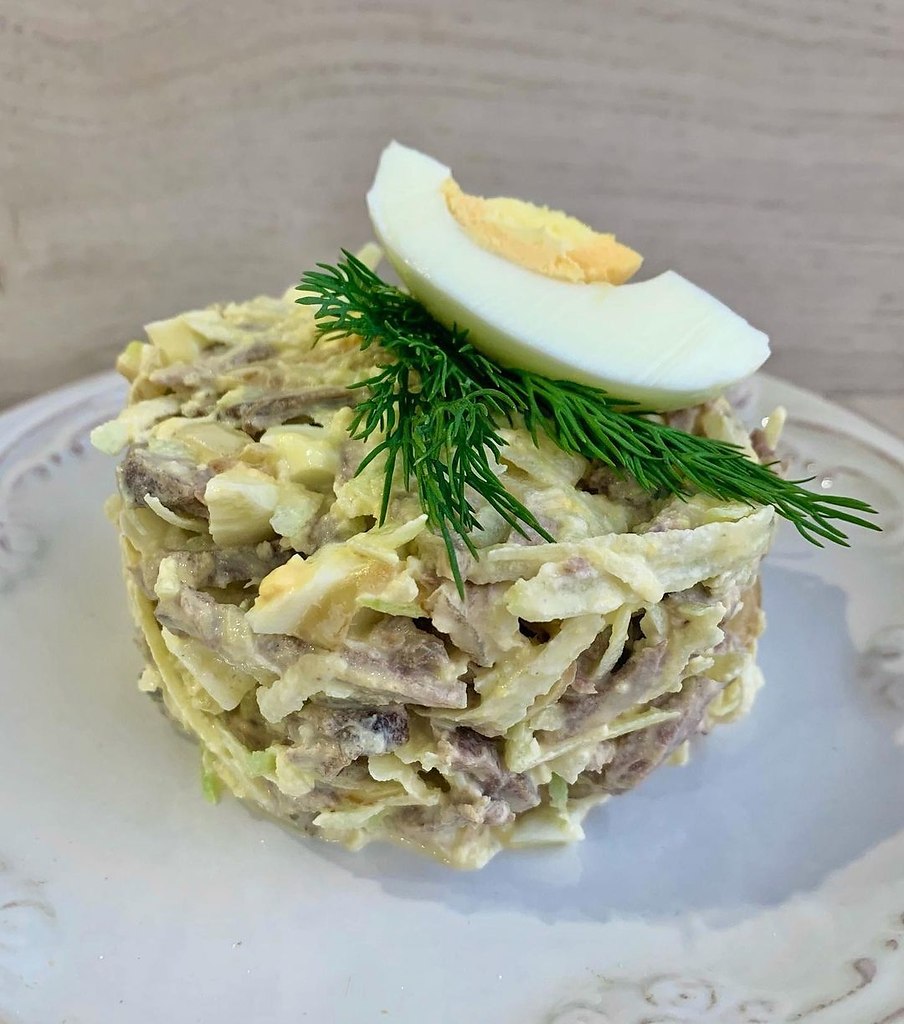 Салат с говядиной и яйцами