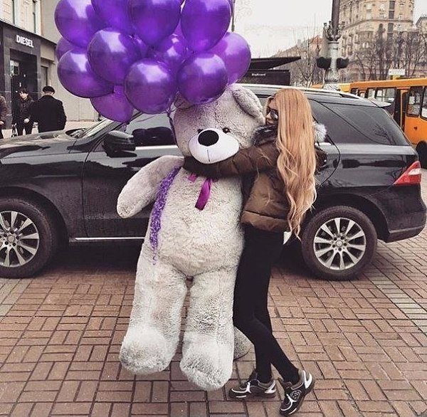 Безразличие делает девушку жестокой, а забота делает её ласковой. Каждый парень имеет то, что ...