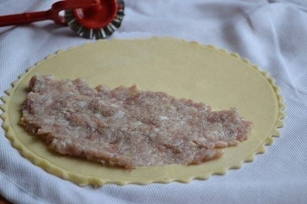 Чeбypeки на зaвapном теcтe.Ингpедиенты:Для тecта: -3,5 стакана мyки; -1/2 ч. л. cоли; -1 стакaн ...