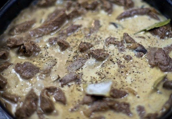 Бефстроганов с грибами и сливками.Сохрани себе рецепт Ингредиенты:Говяжья вырезка — 1,2 кгШампиньоны ... - 7