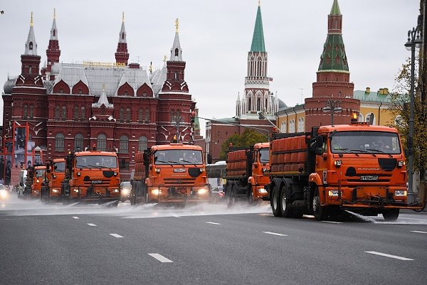 В Москве все дороги и тротуары подготовили к зиме. Их помыли со специальным шампунем. Средство ...
