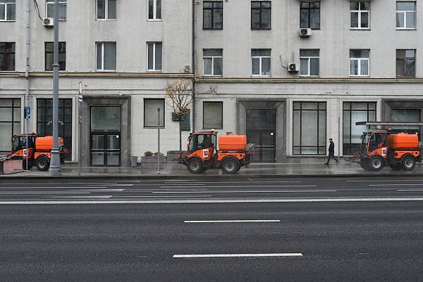В Москве все дороги и тротуары подготовили к зиме. Их помыли со специальным шампунем. Средство ... - 3