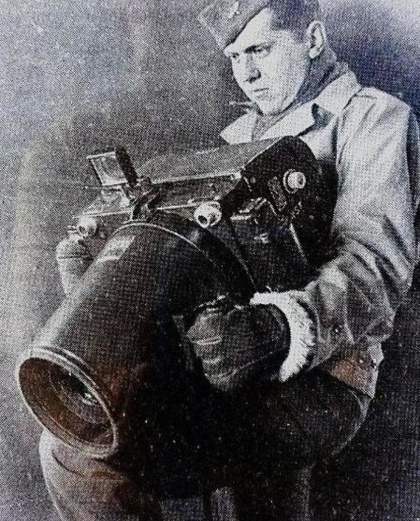 Kodak K-24,    - . 1942 .