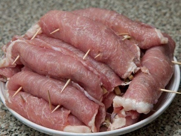 Рулетики мясные к праздничному столу.Ингредиенты:Свиное филе - 700 г.Грибы - 500 г.Лук репчатый - 2 ... - 6