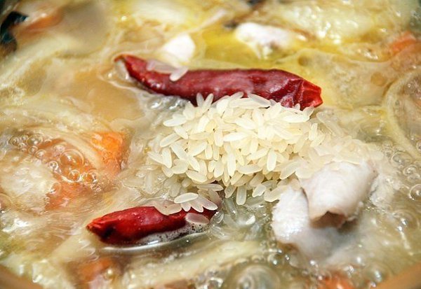 Острый суп из курицы и риса.Ингредиенты:Куриные голени — 2 шт.Морковь — 1 шт.Корень сельдерея, ... - 7
