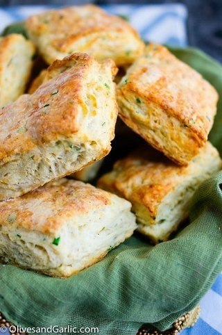 Печенье с сыром и луком. Сыр творит с выпечкой чудеса – обычное печенье становится потрясающе ...