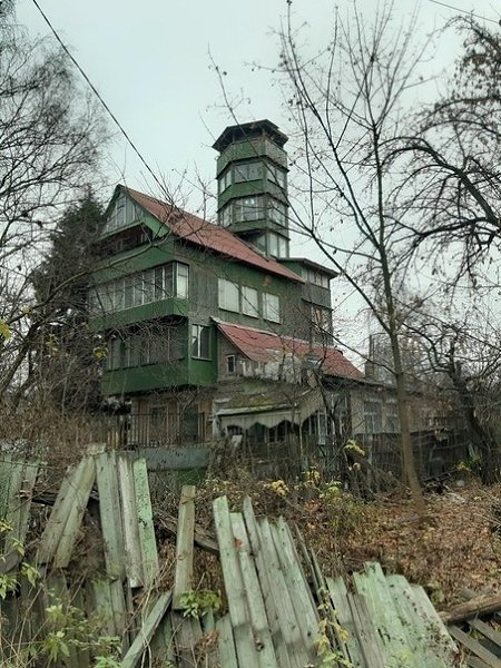 Когда живешь в частном доме в Подмосковье, но скучаешь по московским многоэтажкам. Такой деревянный ...