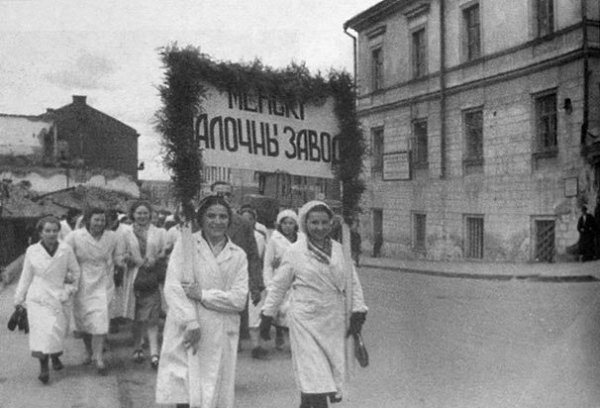 Празднование 1 мая, трудящиеся Минска и других городов независимой Беларуси на торжественных ... - 10
