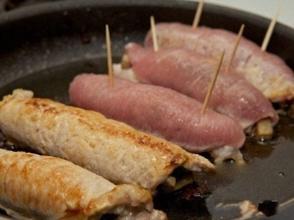 Рулетики мясные к праздничному столу.Ингредиенты:Свиное филе - 700 г.Грибы - 500 г.Лук репчатый - 2 ... - 7