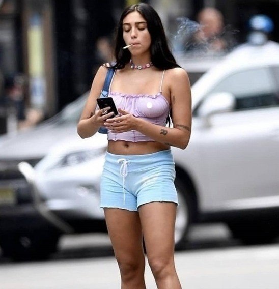 23-летняя дочь певицы Мадoнны