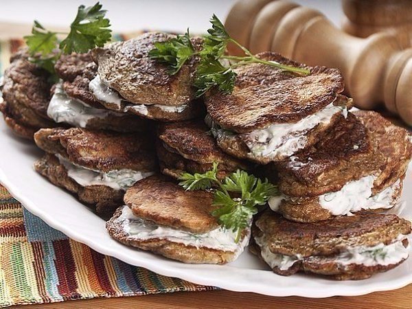 Печеночные оладьи в сметанном соусе.Печёнка – продукт, который любят далеко не все. Аппетитные ...
