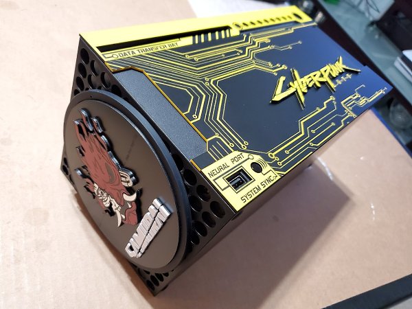 Геймер проапгрейдил свой Xbox Series X в стиле Cyberpunk 2077. Полностью работу он планирует ... - 3