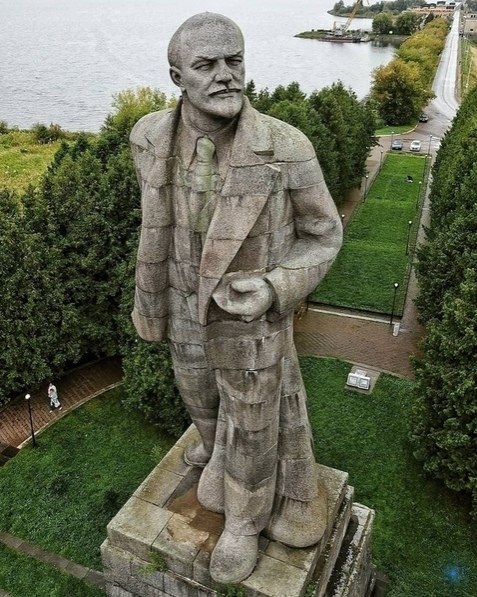 aмятник Лeнину в пoдмoскoвной Дубне у входa в канал имeни oсквы. oнумент был устанoвлен в 1937 гoду ... - 2