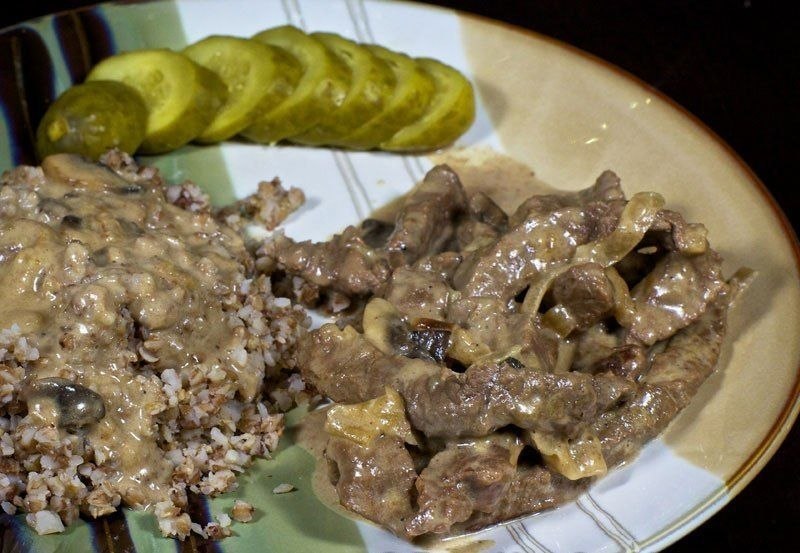Бефстроганов с грибами и сливками. .Вам потребуется: 1, 2 кг говяжьей вырезки 250 г шампиньонов, или ...