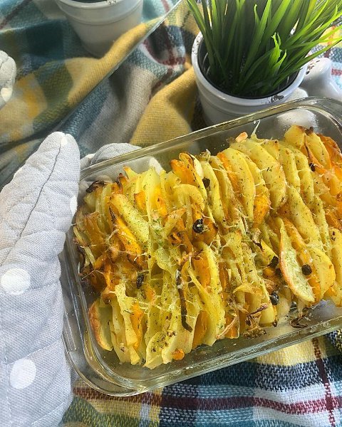 Запечённый картофель с тыквой, пряным маслом и травами.Картофель и тыкву взять в равных количествах, ...