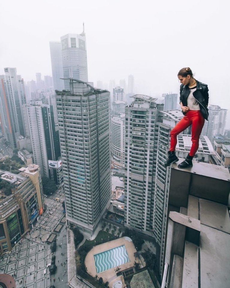 Прыгает по крышам. Паркур прыжок. Паркур на крыше. Люди которые по крышам. Люди которые по крышам.